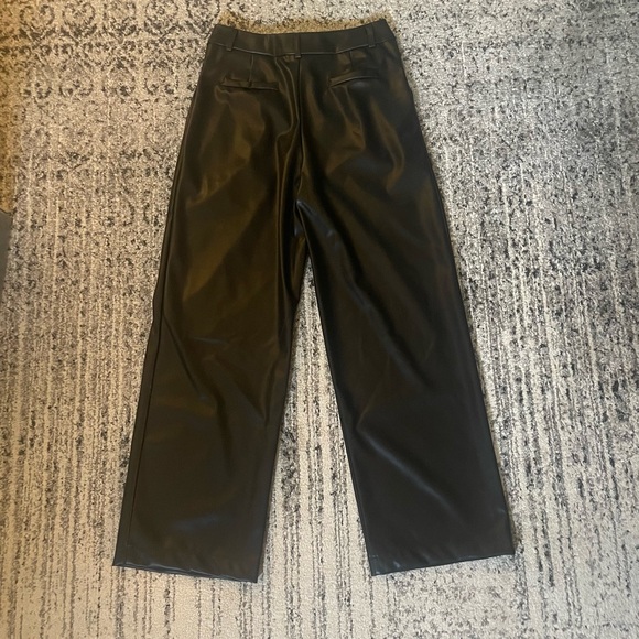 Icône
Vegan-leather pleated wide-leg pant women’s size large (like new) - Picture 6 of 9
